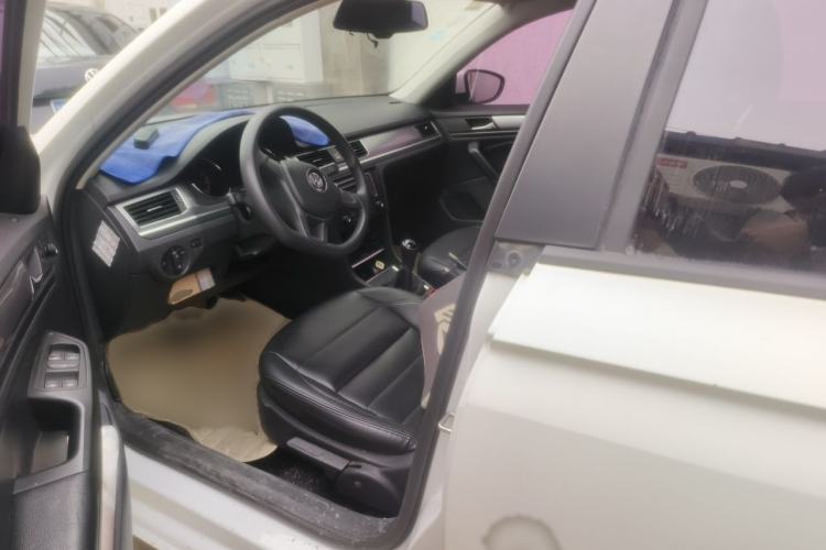 Used Volkswagen Bora 2017 1.6L Manual Fashion Model Interior 3