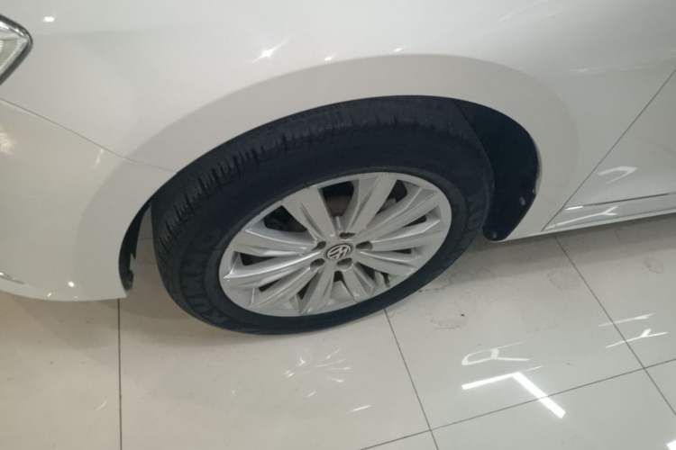 Used Volkswagen Bora 2017 1.6L Automatic Comfort Model Left Front Wheel Hub