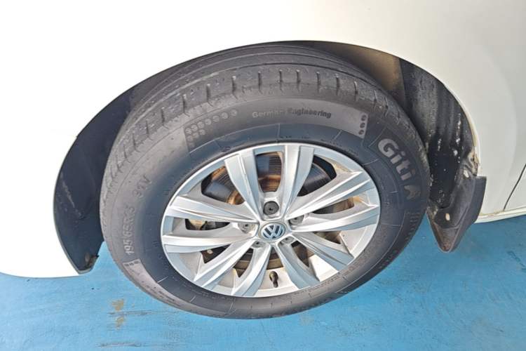 Used Volkswagen Bora 2017 1.6L Automatic Fashion Model Left Front Wheel Hub