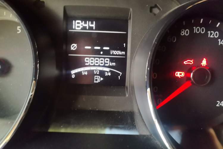 Used Volkswagen Bora 2017 1.6L Manual Two-Millionth-Vehicle Commemorative Edition Odometer Close Up