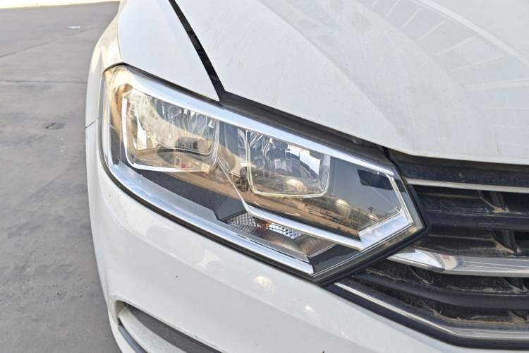 Used Volkswagen Bora 2017 1.6L Automatic Fashion Model Right Front Headlight