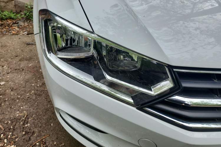 Used Volkswagen Bora 2017 1.6L Automatic Fashion Model Right Front Headlight