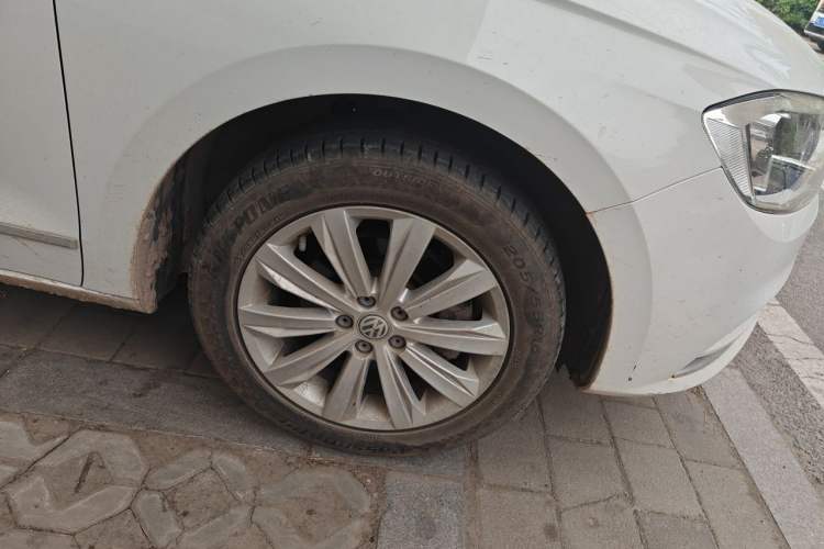 Used Volkswagen Bora 2017 1.6L Manual Comfort Model Right Front Wheel Hub