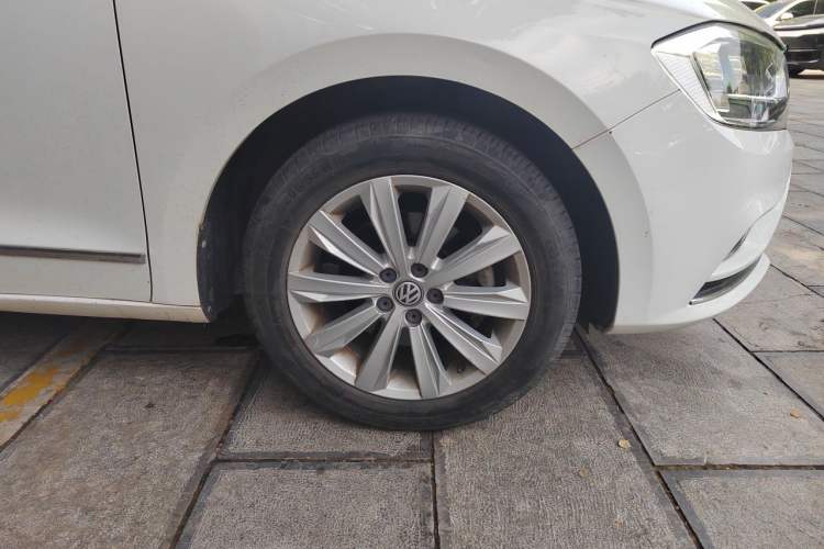 Used Volkswagen Bora 2017 1.6L Manual Comfort Model Right Front Wheel Hub