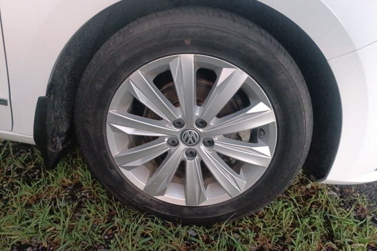 Used Volkswagen Bora 2017 1.6L Automatic Comfort Model Right Front Wheel Hub