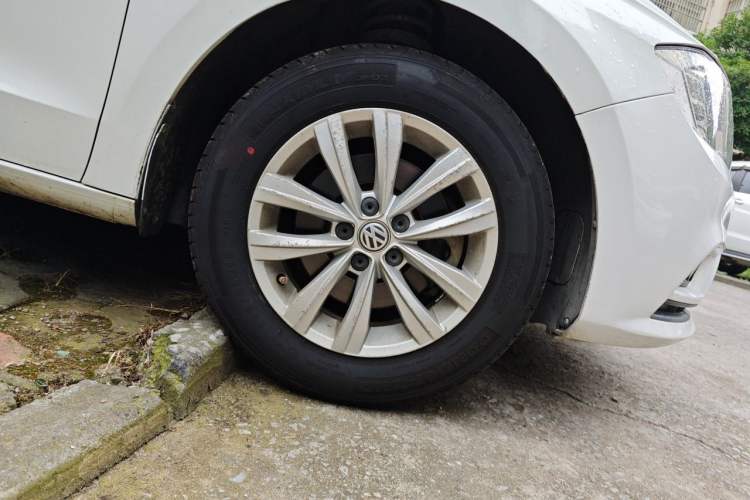 Used Volkswagen Bora 2017 1.6L Automatic Fashion Model Right Front Wheel Hub