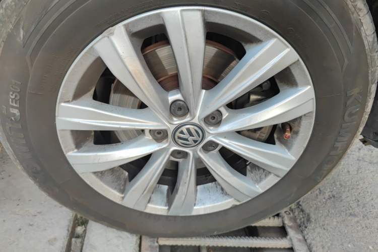 Used Volkswagen Bora 2017 1.6L Manual Fashion Model Right Front Wheel Hub