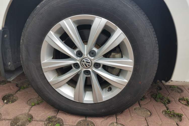 Used Volkswagen Bora 2017 1.6L Automatic Fashion Model Right Front Wheel Hub