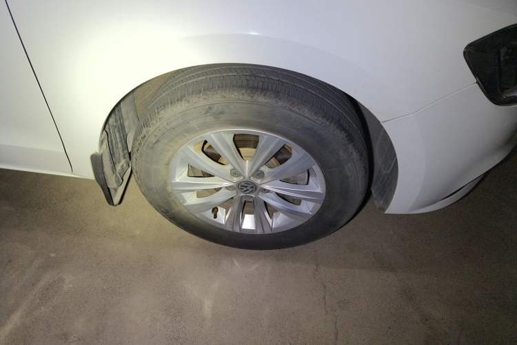 Used Volkswagen Bora 2017 1.6L Manual Fashion Model Right Front Wheel Hub