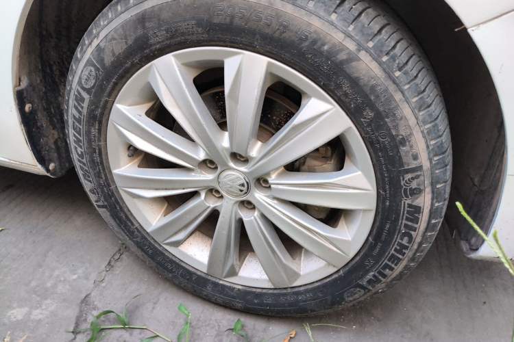 Used Volkswagen Bora 2017 1.6L Automatic Comfort Model Right Front Wheel Hub
