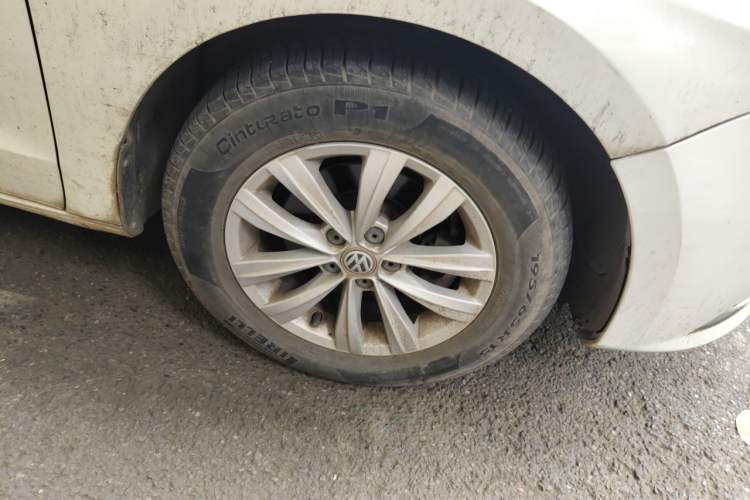 Used Volkswagen Bora 2017 1.6L Manual Fashion Model Right Front Wheel Hub