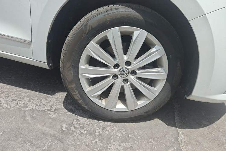 Used Volkswagen Bora 2017 1.6L Automatic Comfort Model Right Front Wheel Hub