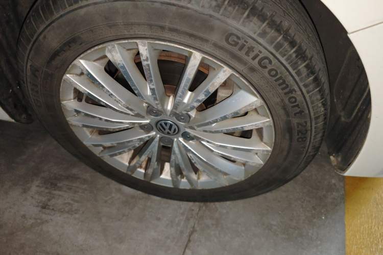 Used Volkswagen Bora 2017 230TSI Automatic – Two-Millionth Vehicle Commemorative Edition Right Front Wheel Hub