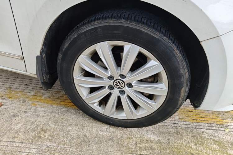 Used Volkswagen Bora 2017 1.6L Automatic Comfort Model Right Front Wheel Hub