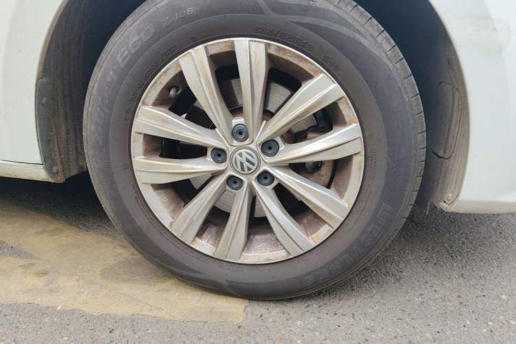 Used Volkswagen Bora 2017 1.6L Manual Fashion Model Right Front Wheel Hub
