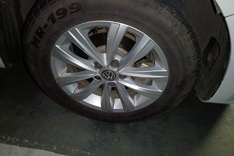 Used Volkswagen Bora 2017 1.6L Automatic Fashion Model Right Front Wheel Hub