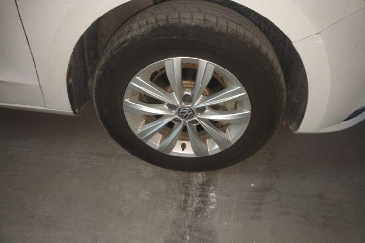 Used Volkswagen Bora 2017 1.6L Automatic Fashion Model Right Front Wheel Hub