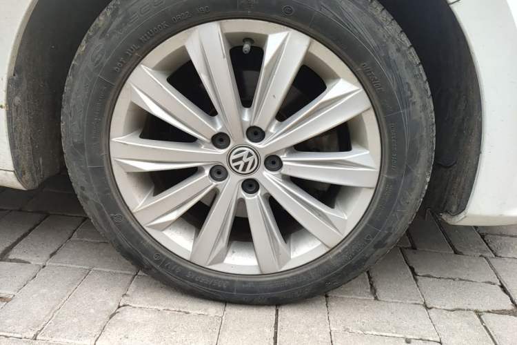 Used Volkswagen Bora 2017 1.6L Automatic Comfort Model Right Front Wheel Hub