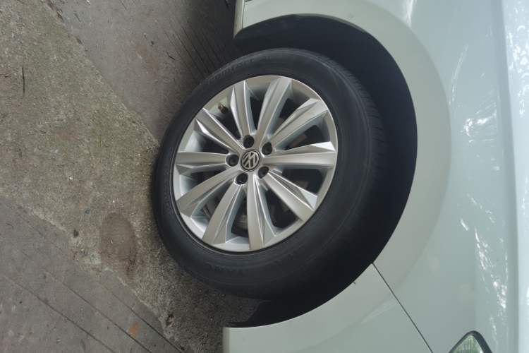 Used Volkswagen Bora 2017 1.6L Manual Comfort Model Right Front Wheel Hub