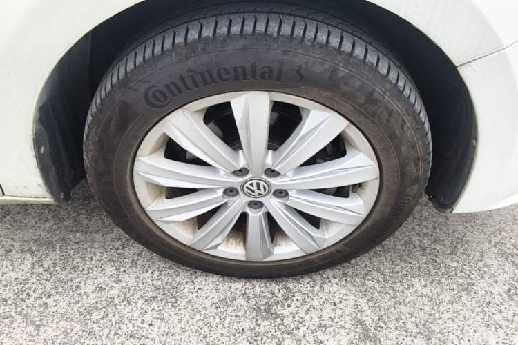 Used Volkswagen Bora 2017 1.6L Automatic Comfort Model Right Front Wheel Hub