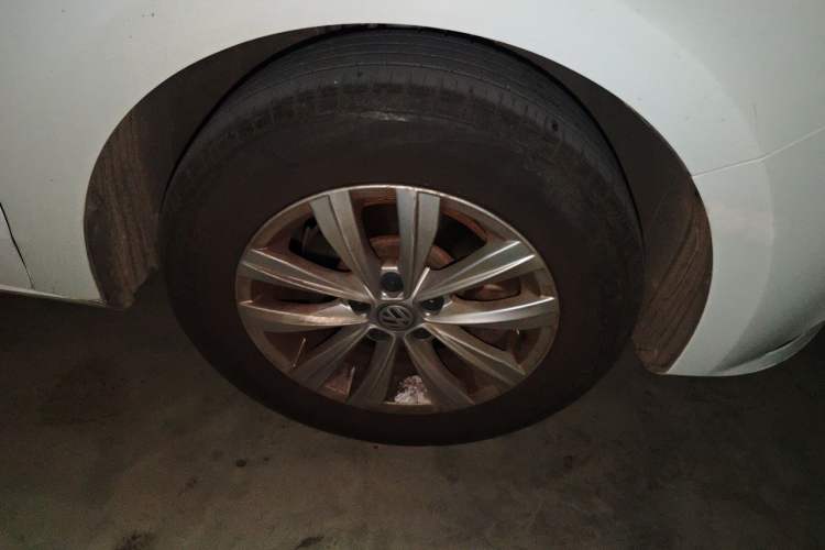Used Volkswagen Bora 2017 1.6L Manual Fashion Model Right Front Wheel Hub