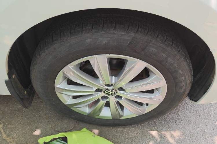 Used Volkswagen Bora 2017 1.6L Manual Comfort Model Right Front Wheel Hub