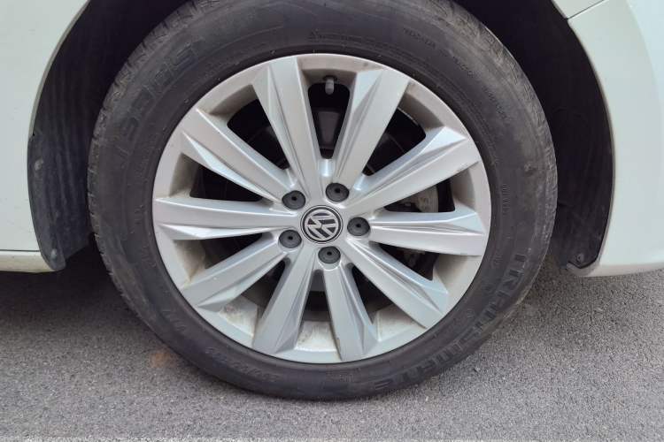Used Volkswagen Bora 2017 1.6L Manual Comfort Model Right Front Wheel Hub