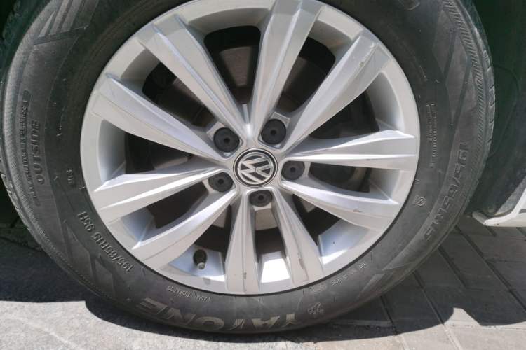 Used Volkswagen Bora 2017 1.6L Manual Fashion Model Right Front Wheel Hub