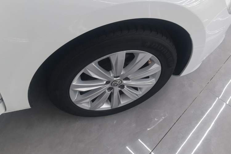 Used Volkswagen Bora 2017 1.6L Automatic Comfort Model Right Rear Wheel Hub