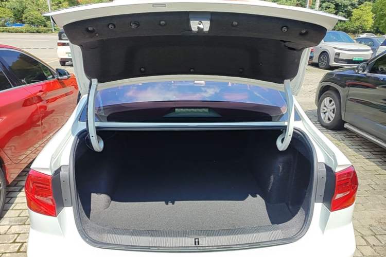 Used Volkswagen Bora 2017 1.6L Automatic Fashion Model Trunk