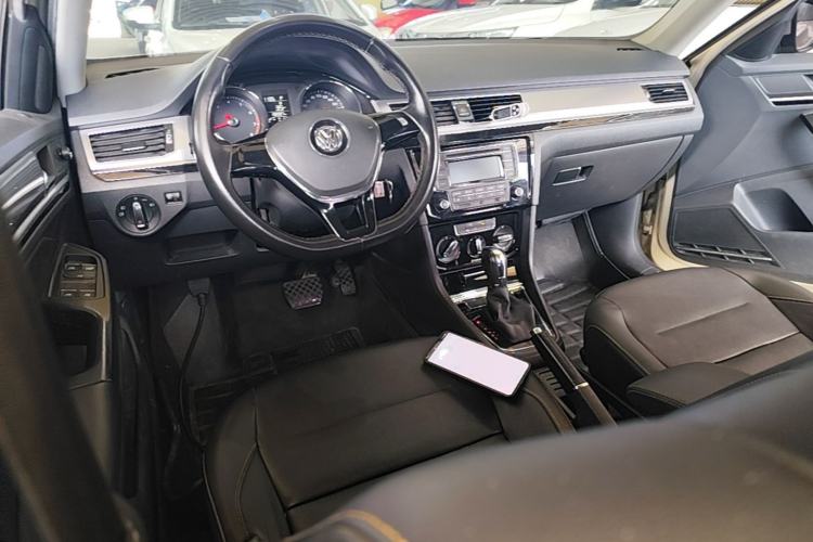 Used Volkswagen Bora 2017 1.6L Automatic Comfort Model Center Console