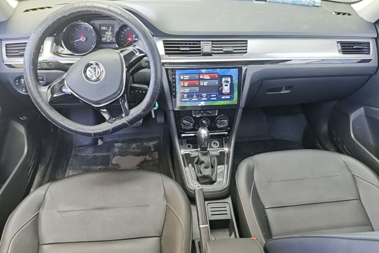 Used Volkswagen Bora 2017 1.6L Automatic Comfort Model Center Console
