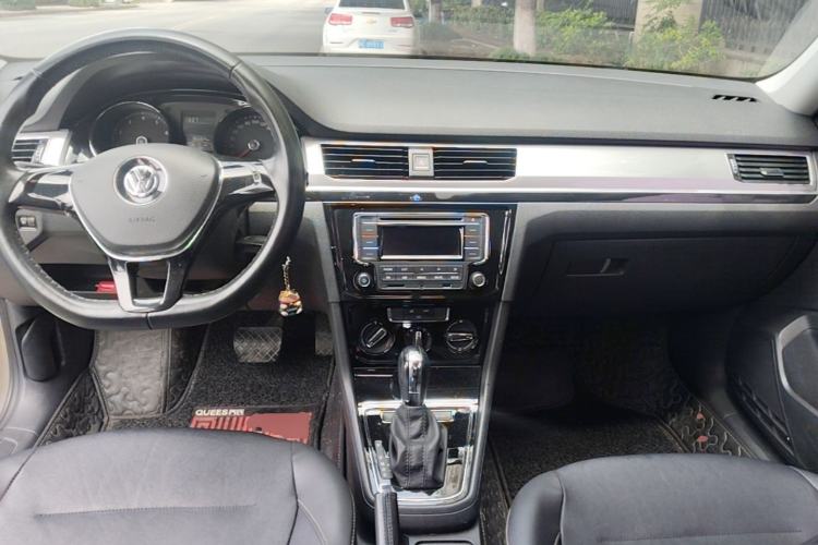 Used Volkswagen Bora 2017 1.6L Automatic Comfort Model Center Console