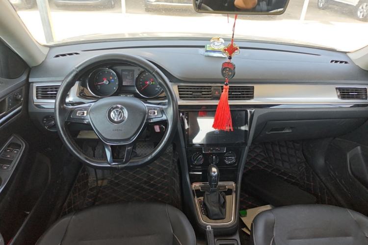 Used Volkswagen Bora 2017 1.6L Automatic Comfort Model Center Console