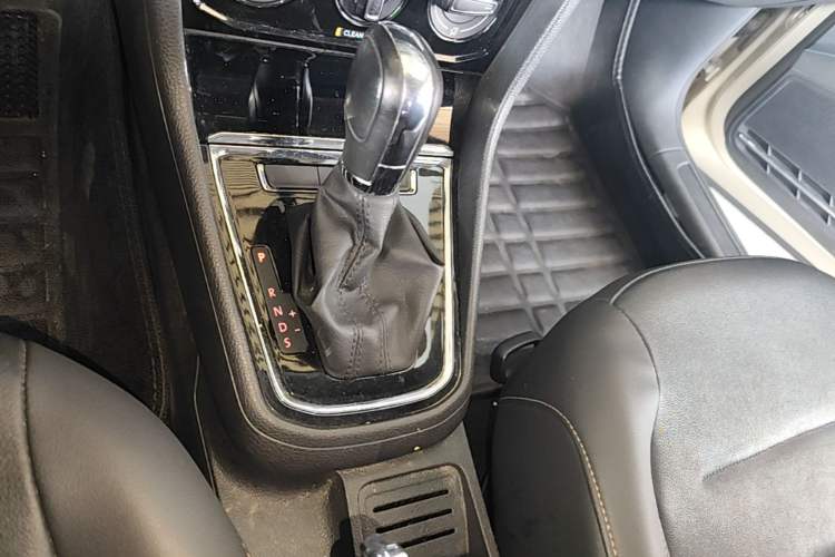 Used Volkswagen Bora 2017 1.6L Automatic Comfort Model Gear Lever