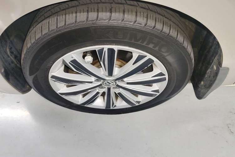 Used Volkswagen Bora 2017 1.6L Automatic Comfort Model Left Front Wheel Hub