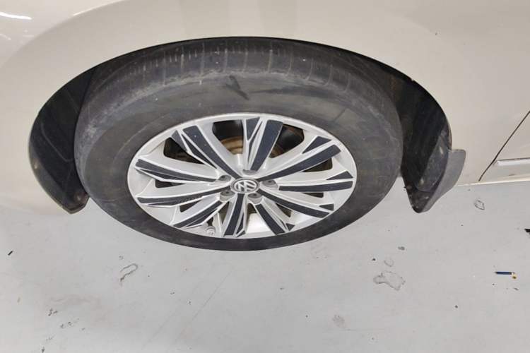 Used Volkswagen Bora 2017 1.6L Automatic Comfort Model Left Front Wheel Hub