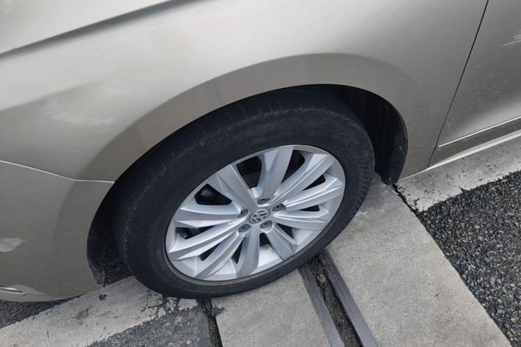 Used Volkswagen Bora 2017 1.6L Automatic Comfort Model Left Front Wheel Hub