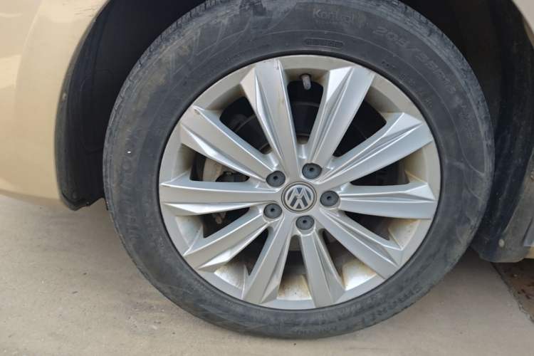 Used Volkswagen Bora 2017 1.6L Automatic Comfort Model Left Front Wheel Hub