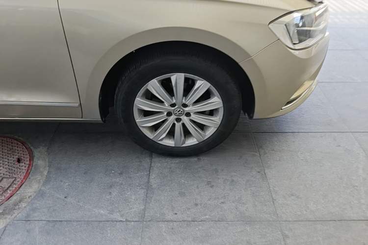 Used Volkswagen Bora 2017 1.6L Automatic Comfort Model Right Front Wheel Hub