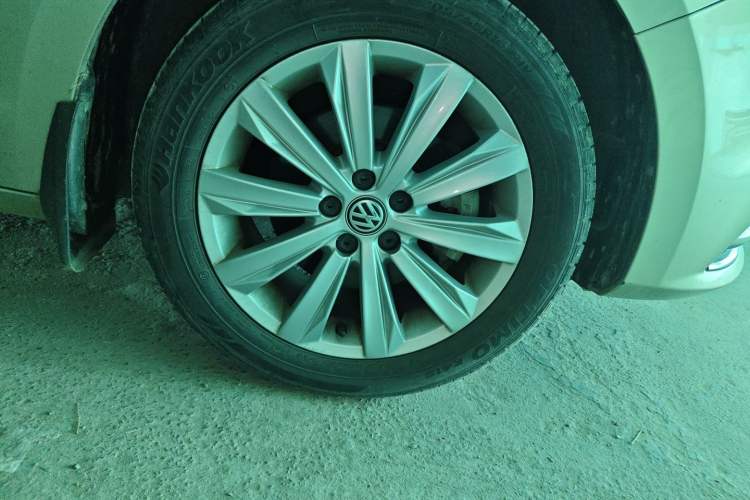 Used Volkswagen Bora 2017 1.6L Manual Comfort Model Right Front Wheel Hub