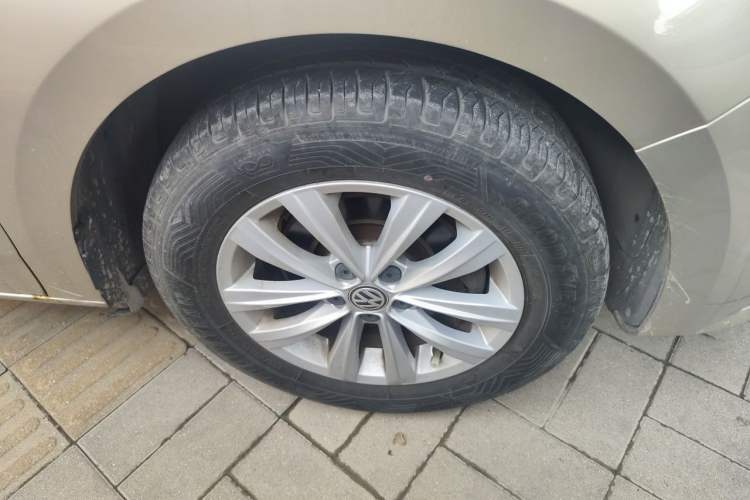 Used Volkswagen Bora 2017 1.6L Manual Fashion Model Right Front Wheel Hub