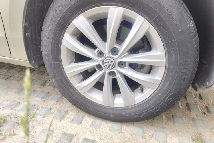 Used Volkswagen Bora 2017 1.6L Automatic Fashion Model Right Front Wheel Hub