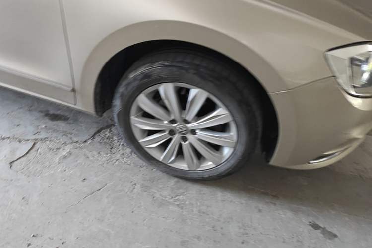 Used Volkswagen Bora 2017 1.6L Manual Comfort Model Right Front Wheel Hub