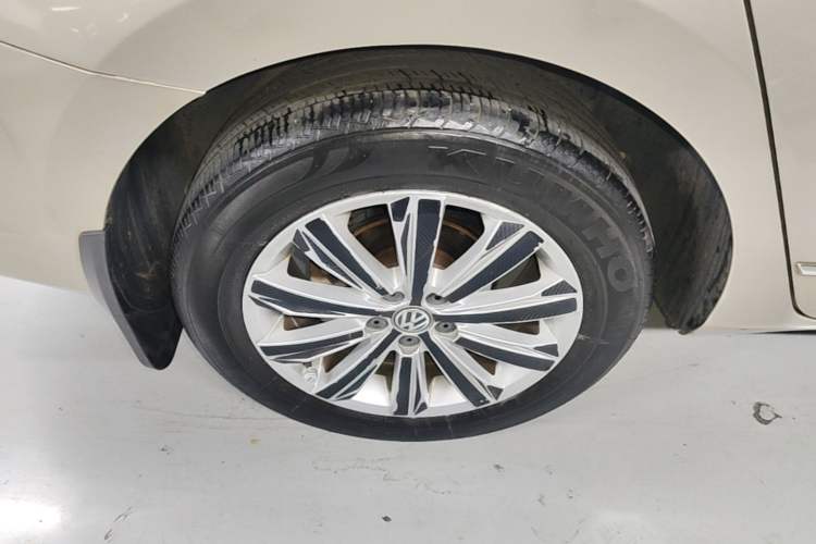Used Volkswagen Bora 2017 1.6L Automatic Comfort Model Right Rear Wheel Hub
