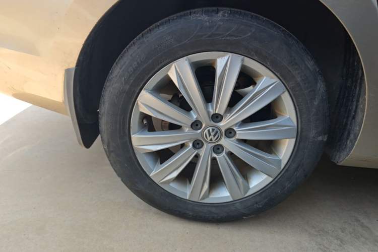 Used Volkswagen Bora 2017 1.6L Automatic Comfort Model Right Rear Wheel Hub