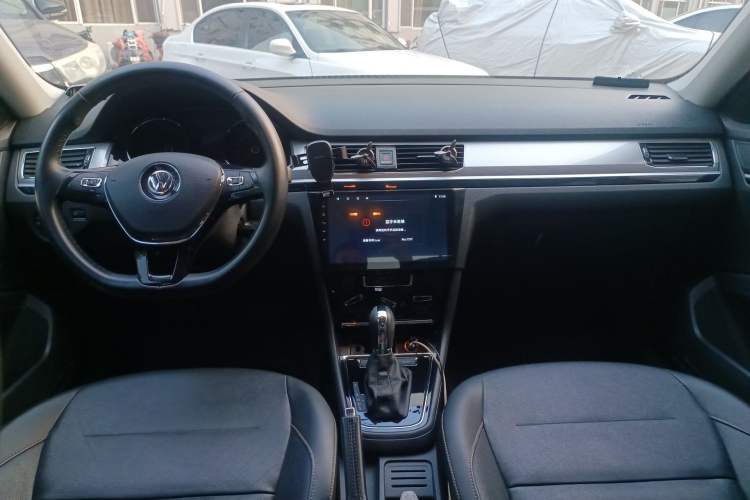 Used Volkswagen Bora 2018 1.5L Automatic Comfort Model Center Console