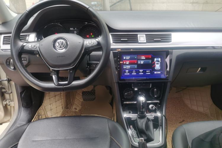 Used Volkswagen Bora 2018 1.5L Automatic Comfort Model Center Console