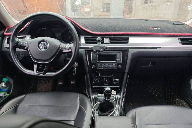 Used Volkswagen Bora 2018 1.5L Manual Comfort Model Center Console