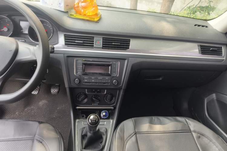 Used Volkswagen Bora 2018 1.5L Manual Fashion Model Audio And AC Panel